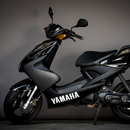 Schwarzer Yamaha-Roller der Klasse AM im Studiolicht