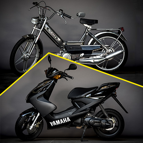 Mofa und Yamaha-Roller der Fahrschule Schomaker-Behrens vor dunklem Studiohintergrund