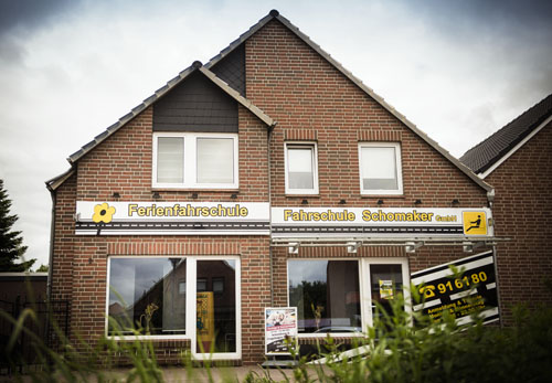 Gebäude der Fahrschule Schomaker-Behrens am Splitting rechts in Papenburg