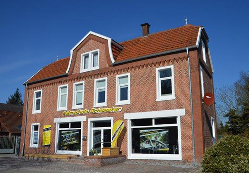 Backsteingebäude der Fahrschule Schomaker-Behrens am Hauptkanal links in Papenburg
