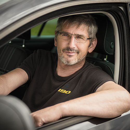 Ingo Poel, Fahrlehrer, am Steuer eines Fahrschulwagens