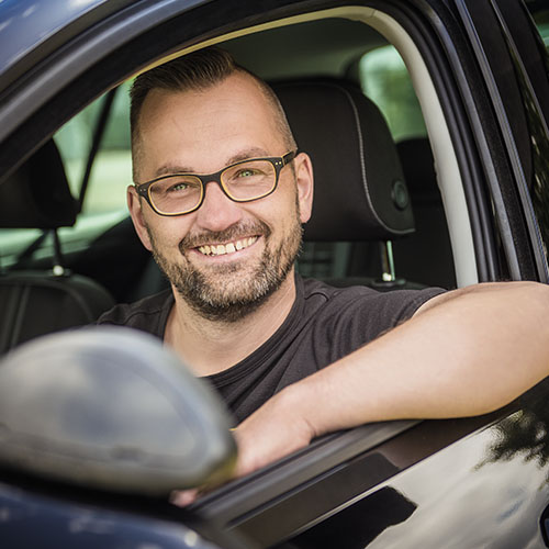 René Schulz, Fahrlehrer und Prokurist, am Steuer eines Fahrschulwagens